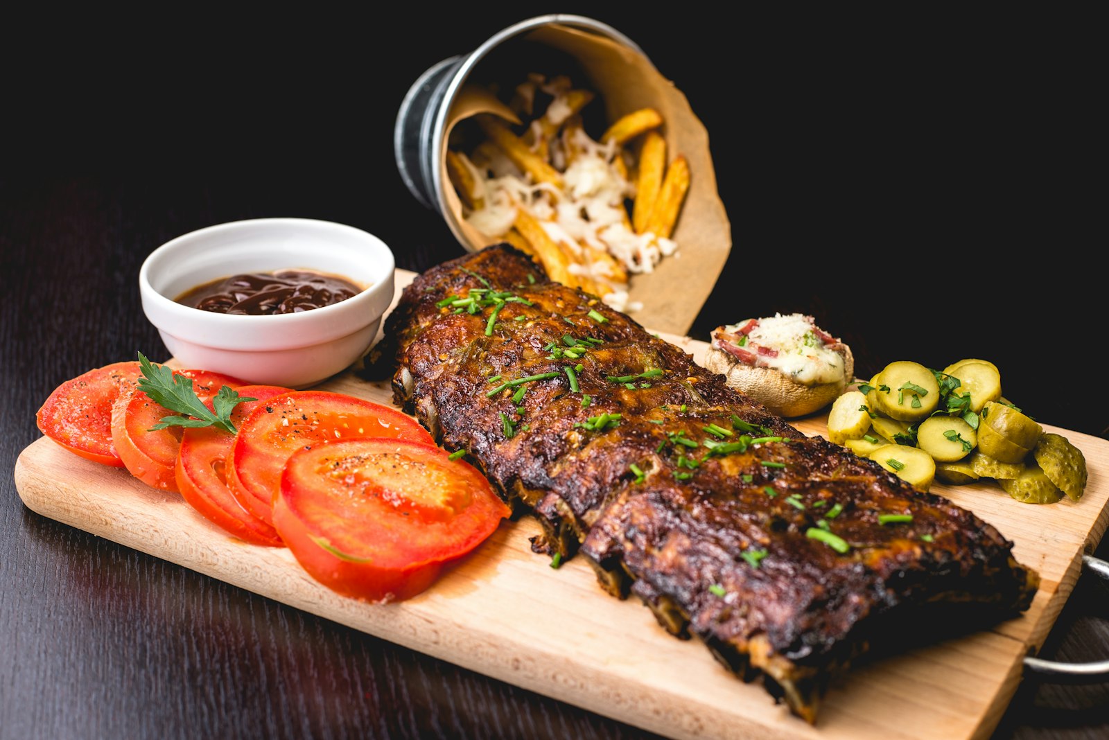 Costelinha na brasa com batata e tomate