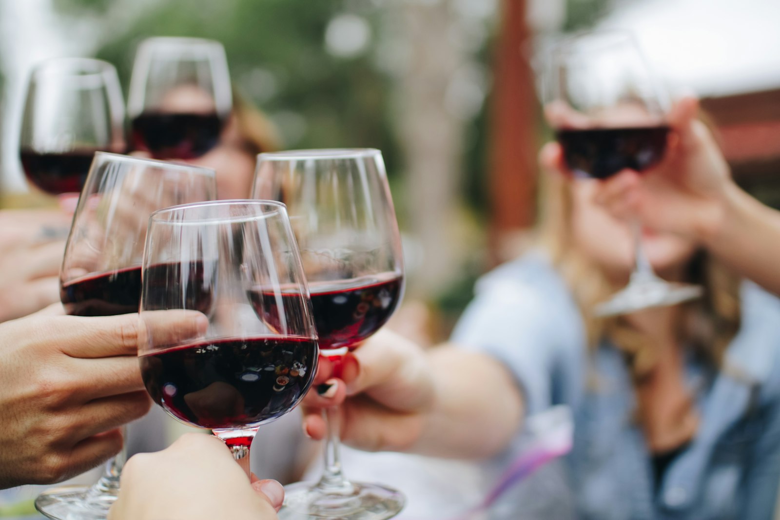 Copos de vinho tinto da garrafeira da casa